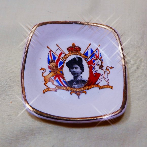 ~~~ VINTAGE Queen Elizabeth II Coronation - 1953 - Small Plate - Picture 1 of 1